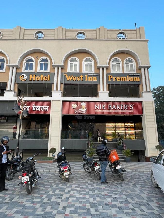 Hotel West Inn Premium Kharar Dış mekan fotoğraf